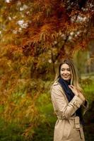 mooie jonge vrouw in de herfstpark foto