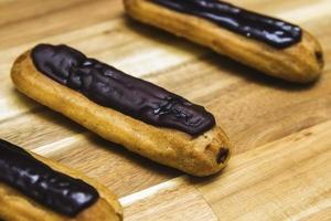 eclair krokant romig taart met donker chocola foto