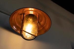 gloeiend lampen in een modern cafe. edison lamp. modern interieur ontwerp. foto