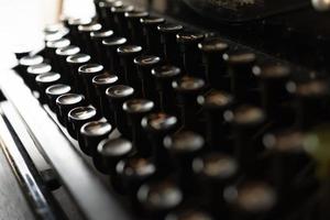 wijnoogst schrijfmachine sleutels met selectief focus. antiek schrijfmachine. wijnoogst schrijfmachine machine detailopname foto. foto