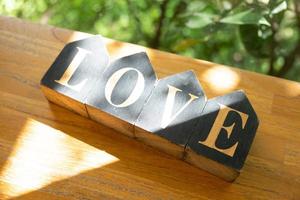 woord liefde. liefde blokken. de woord liefde gevormd met klein houten blokken. selectief focus. foto