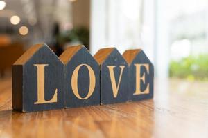 woord liefde. liefde blokken. de woord liefde gevormd met klein houten blokken. foto