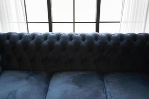 sofa Chester in een interieur. stoel leer bank. selectief focus. foto