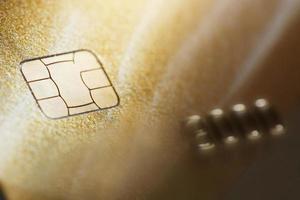 gouden creditcard met selectieve focus op microchip foto