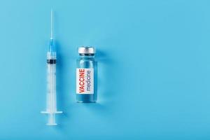 geneesmiddelen met injectiespuit vaccin ampul Aan een blauw achtergrond. foto