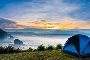 landschap van bergen mist en tent phu lanka nationaal park phayao provincie noorden van Thailand foto