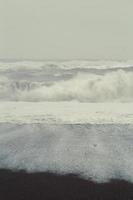oceaan storm Aan somber dag landschap foto