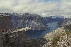 wandelaars groep Aan trol tong klif landschap foto