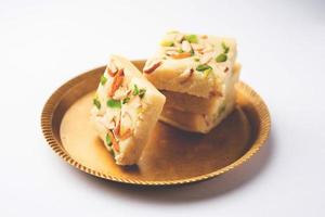 melk poeder barfi ook bekend net zo mava burfi, wit Khoya burfi of barfee, Indisch zoet voedsel foto