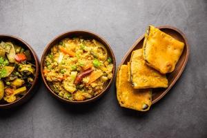 Bengaals bhog voedsel voor Indisch Hindoe durga puja of pooja festival. kichadi, labrador, tomaat chutney foto