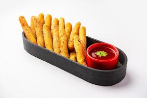 krokant rava aloo vingers of aardappel griesmeel gebakken vinger stokjes geserveerd met ketchup foto