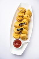 chocola biscuit Pakora, pakoda's of beignets, creatief Indisch theetijd tussendoortje foto