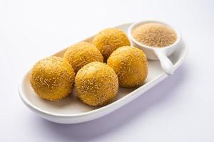 khas khas Besan laddu of laddoo foto