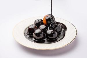 chocola gedoopt gulab jamun, Indisch creatief fusie toetje voedsel foto