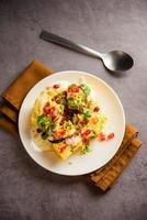 khaman Dhokla chaat is een heel gemakkelijk en verfrissend fusie chaat recept gemaakt gebruik makend van overgebleven Dhokla foto