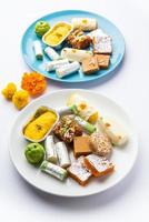 Indisch geassorteerd zoet mithai, barfi in een groep foto