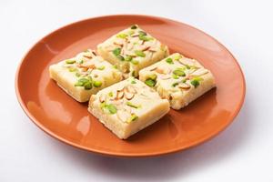 melk poeder barfi ook bekend net zo mava burfi, wit Khoya burfi of barfee, Indisch zoet voedsel foto