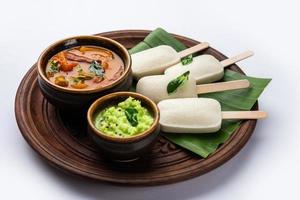 werkeloos lolly of idli snoep met stok geserveerd met sambar en chutney, zuid Indisch ontbijt foto