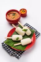 werkeloos lolly of idli snoep met stok geserveerd met sambar en chutney, zuid Indisch ontbijt foto