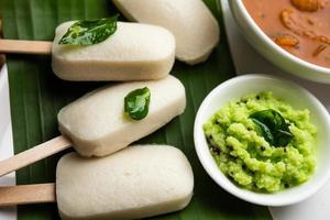 werkeloos lolly of idli snoep met stok geserveerd met sambar en chutney, zuid Indisch ontbijt foto