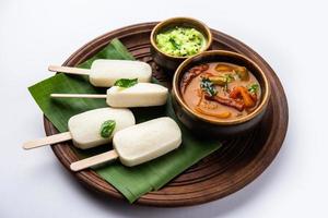 werkeloos lolly of idli snoep met stok geserveerd met sambar en chutney, zuid Indisch ontbijt foto