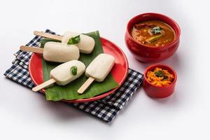 werkeloos lolly of idli snoep met stok geserveerd met sambar en chutney, zuid Indisch ontbijt foto