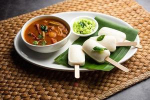 werkeloos lolly of idli snoep met stok geserveerd met sambar en chutney, zuid Indisch ontbijt foto