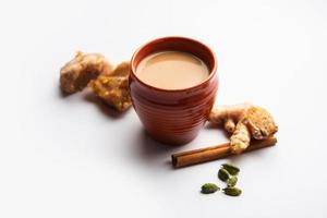 rafelig thee of goeroe ki chai met ingrediënten Leuk vinden goed, gember of adrak, groen kardemom en kaneel foto