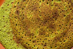 palak dosa gemaakt gebruik makend van menging spinazie of keerai in beslag, geserveerd met rood chutney foto