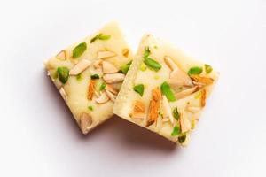 melk poeder barfi ook bekend net zo mava burfi, wit Khoya burfi of barfee, Indisch zoet voedsel foto