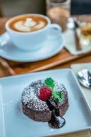 chocola lave en framboos fruit en peper munt toetje in koffie cafe foto