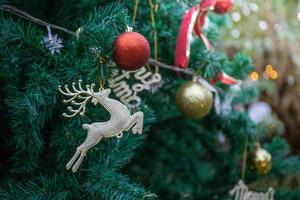 vrolijk Kerstmis logo Aan de boom voor kerstmis tijd foto