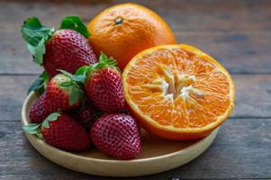 aardbei en oranje fruit vitamine eetpatroon voor gezond foto