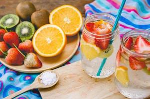 aardbei en fruit zoet Frisdrank drinken voor Gezondheid Aan zomer foto