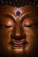 gouden Boeddha beeld gezicht stijl , hilight en schaduw van Boeddha gouden gezicht foto