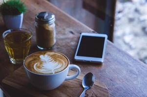 koffie heet drinken cappucino latte kunst Aan hout wijnoogst tafel , koffie tijd Aan hout achtergrond cafe foto