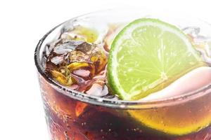 glas van verkoudheid Cuba libre highball cocktails of cokes met ijs kubussen foto
