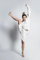 vrouw danser vervelend wit kleren is het uitvoeren van tegen Aan achtergrond foto