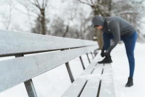 jogger Mens is vetersluiting zijn schoenen gedurende zijn winter training foto