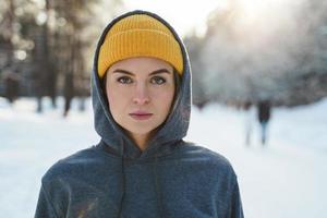 jong atletisch vrouw vervelend sportkleding klaar voor een winter training foto