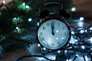 alarm klok en Kerstmis lichten foto