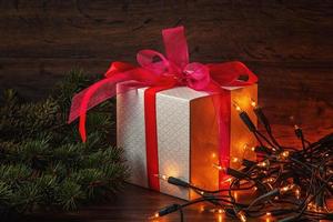 Kerstmis achtergrond met geschenk doos en lichten foto