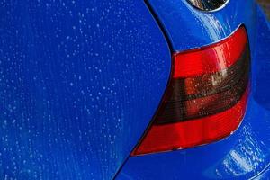 blauw auto in een auto wassen foto
