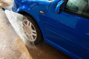 blauw auto in een auto wassen foto