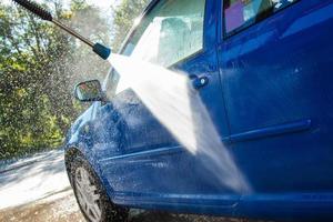 blauw auto in een auto wassen foto