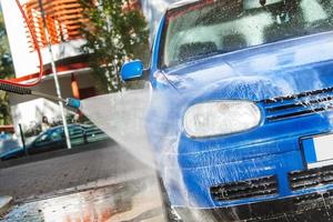 blauw auto in een auto wassen foto