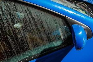 blauw auto in een auto wassen foto