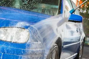 blauw auto in een auto wassen foto