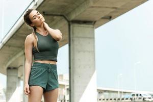 zelfverzekerd vrouw atleet is opwarming omhoog voordat haar straat training foto