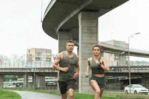 sportief paar gedurende jogging training Aan stad straat foto